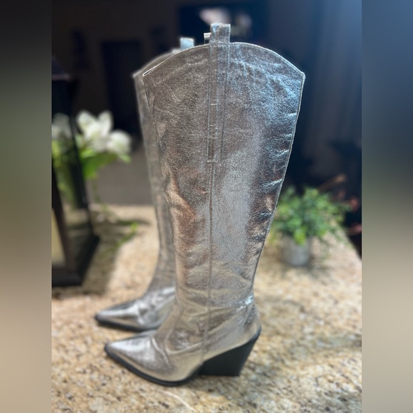 PrettyLittleThing SILVER METALLIC WESTERN POINTED WEDGE HEELED KNEE BOOTS 9 - Picture 2 of 14